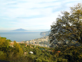 Blick auf Sorrent, im Hintergrund der Vesuv