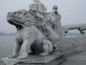 Löwenfiguren an der Siebzehn-Bogen-Brücke